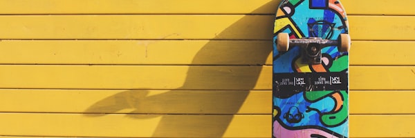 用户分享的滑板运动照片 - 在街头完成一个高难度技巧动作