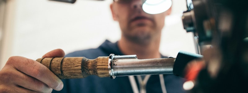 城市夜跑活动场景 - 跑者队伍在夜晚的城市街道形成一条流动的光带，充满活力与坚持