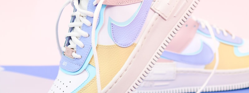 街头滑板潮鞋 - 荧光绿配色，采用耐磨橡胶鞋底和透气网面设计，适合城市街头运动